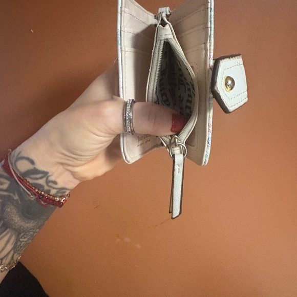 Juicy Couture Cream Wallet with Heart Keychain - Picture 5 of 7